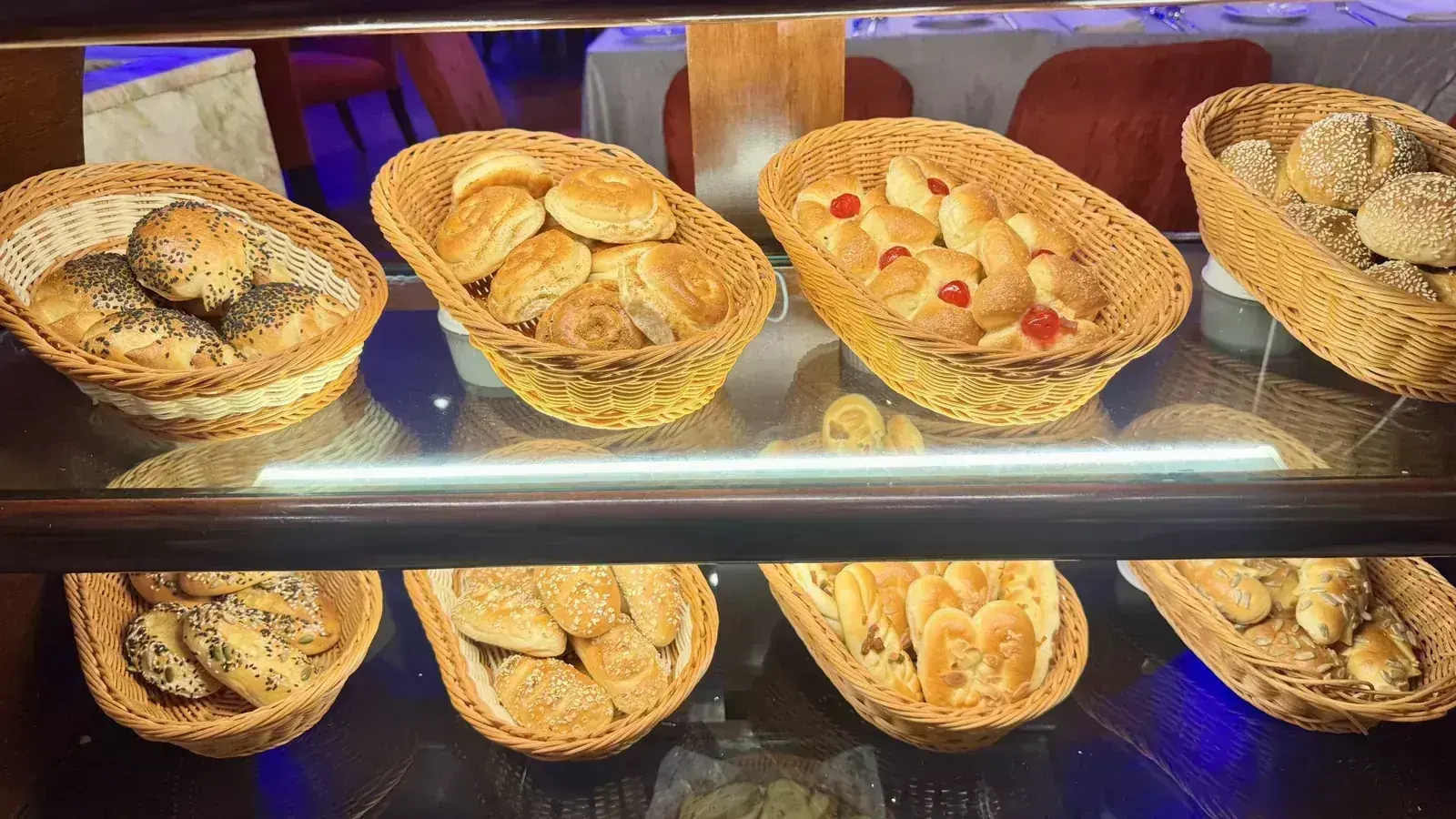 Rổ bánh đầy ủ cho khách sỉ lấy số lượng lớn tại cửa hàng