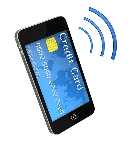 Nhân viên livestream bán hàng tại cửa hàng bằng điện thoại