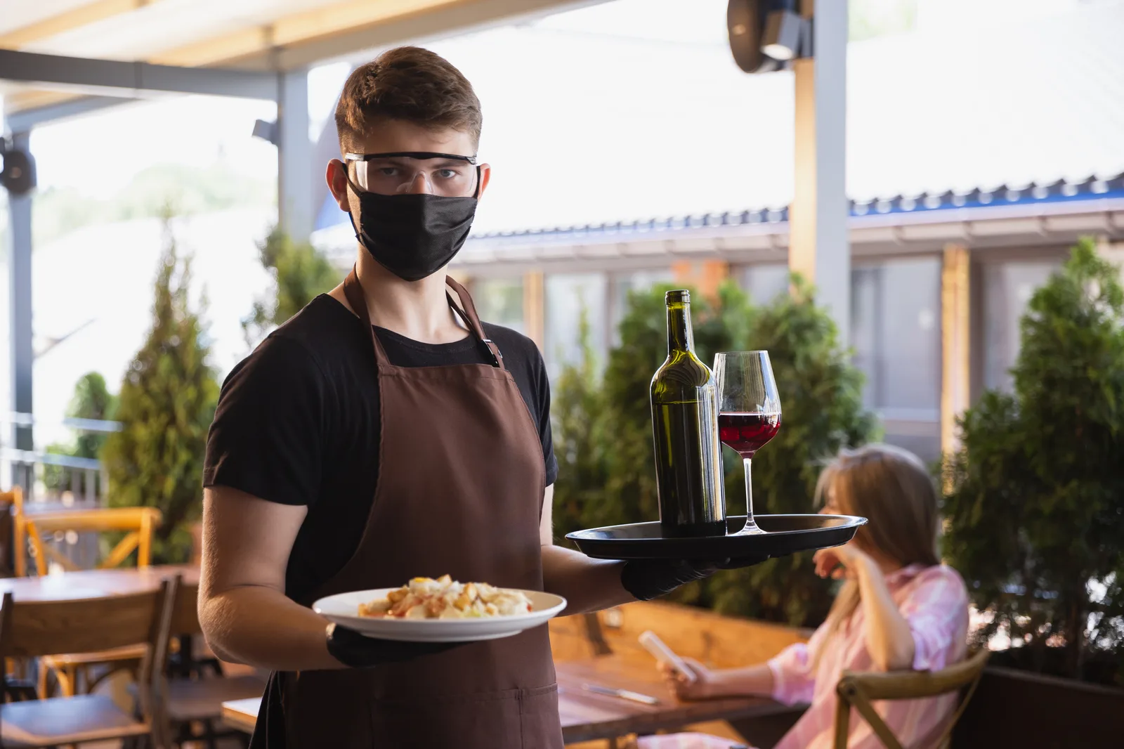 Nhà hàng đang phục vụ khách với hệ thống quầy thu ngân POS